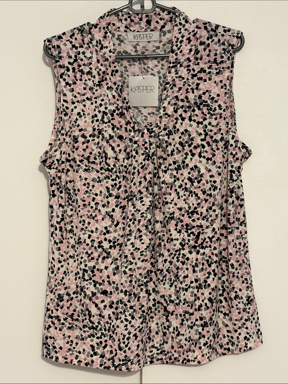 Kasper Women’s Sleeveless Blouse